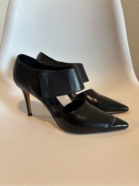 M. Gemi Classic Black Pointed-Toe Capri Heels